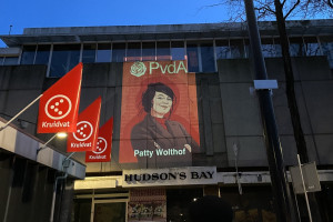 PvdA kiest voor kunstposters en projecteert ze op oude V&D-pand